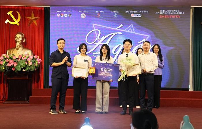Hai giám khảo chuyên môn Trần Tuấn Anh, Đào Tiến Vinh trao Giải Á quân cho đội f(LAW)less đến từ Trường Đại học Luật Hà Nội.