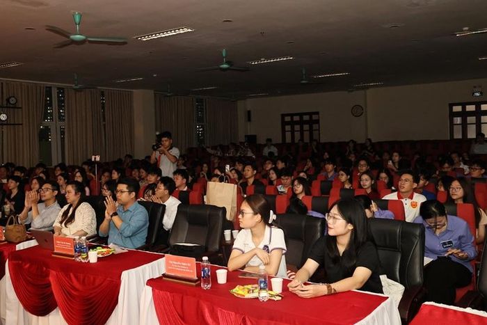 Các đại biểu cùng đông đảo sinh viên tham dự đêm Chung kết cuộc thi.
