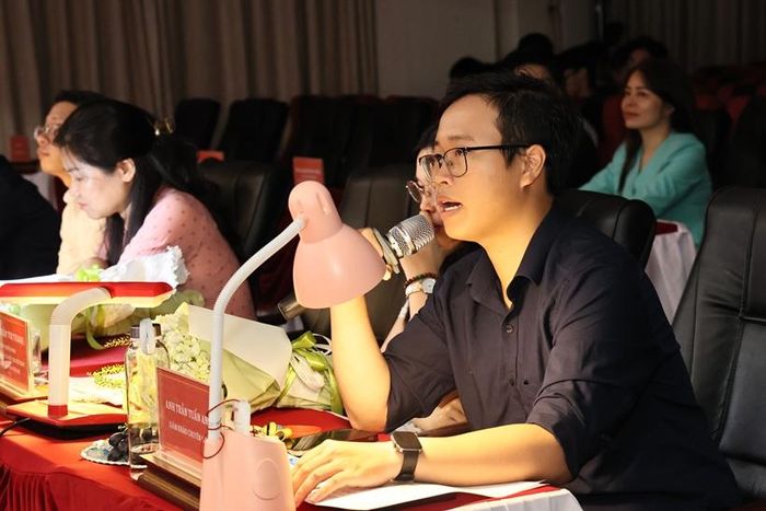 Giám khảo chuyên môn Trần Anh Tuấn nhận xét, đánh giá phần thi của hai đội trong đêm Chung kết.