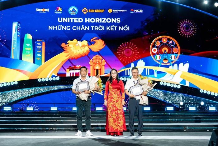  Phó Chủ tịch UBND TP Đà Nẵng Nguyễn Thị Anh Thi - Trưởng ban tổ chức DIFF 2026 trao kỷ niệm chương cho hai đội pháo hoa Đà Nẵng (Việt Nam) và Trung Quốc tranh tài trong đêm khai mạc. (Ảnh: Ban tổ chức)