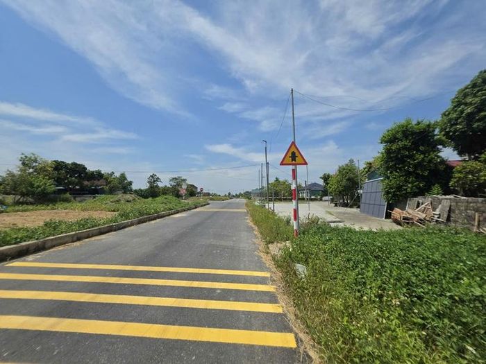 Hệ thống gờ giảm tốc, biển báo cảnh báo nơi có đường giao nhau được thực hiện ngay sau kiến nghị của Viện kiểm sát.