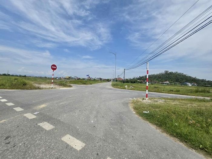 Biển báo giao thông đường một chiều được bổ sung trên tuyến đường.