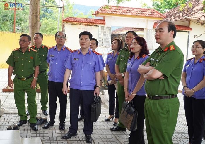 Đoàn công tác của VKSND tối cao cùng Giám thị Trại giam Thủ Đức.