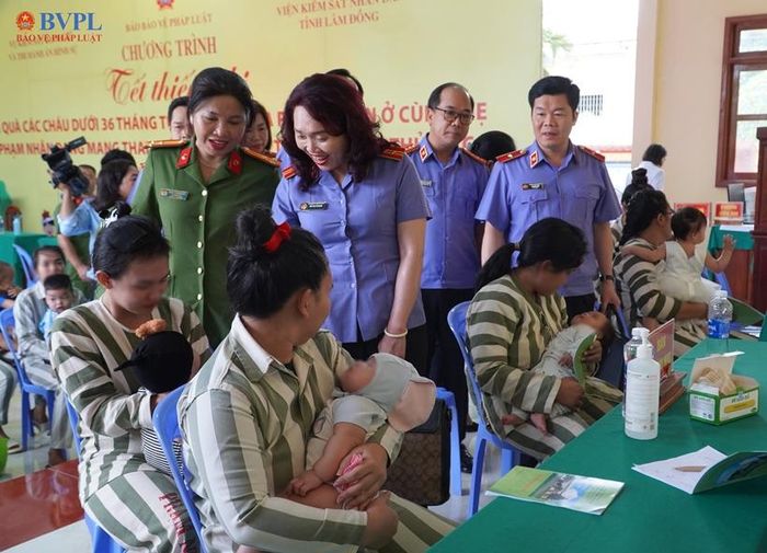 Trong vòng tay mẹ, những em bé được các y bác sĩ thăm khám sức khỏe, nhận những phần quà ý nghĩa cùng tiền lưu ký.