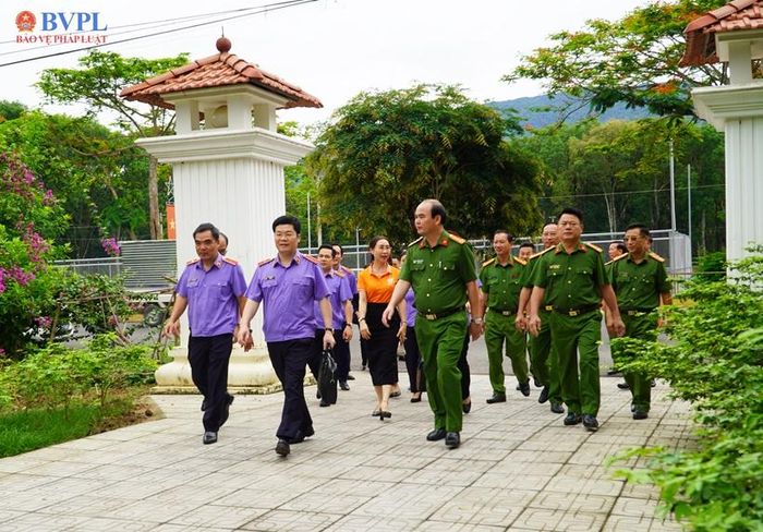 Đoàn công tác của VKSND tối cao làm việc tạ Trại giam Thủ Đức.