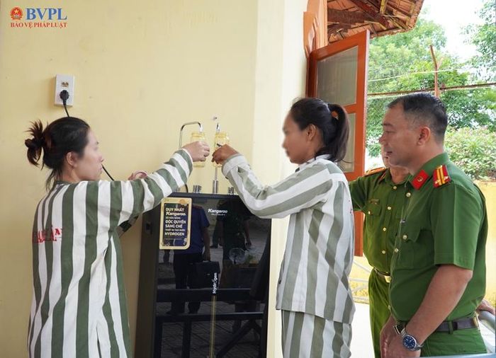 Trại giam được trang bị máy lọc nước để các mẹ pha sữa cho con.