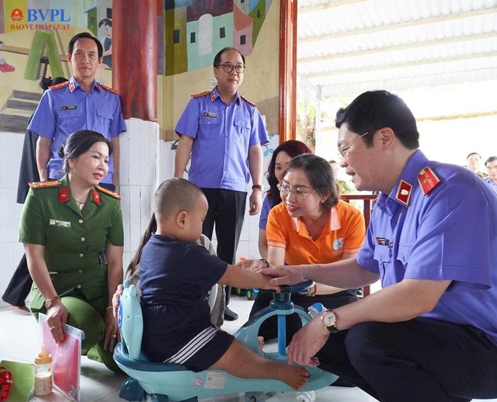 Đồng chí Lại Anh Tuấn, Kiểm sát viên cao cấp, Vụ trưởng Vụ Kiểm sát giam giữ và thi hành án hình sự (Vụ 8 - VKSND tối cao) ân cần thăm hỏi các cháu.