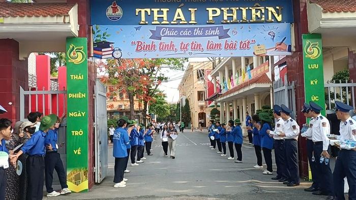  Những thí sinh đầu tiên hoàn thành bài thi môn Tiếng Anh. Ảnh: Xuân Hải