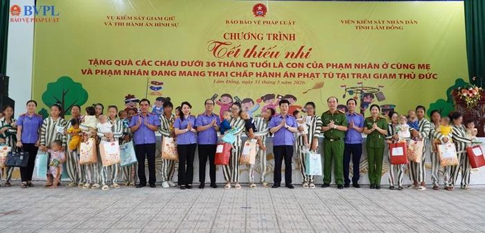  Ban tổ chức chương trình ân cần thăm hỏi, chia sẻ động viên và tặng những phần quà ý nghĩa đến các phạm nhân nữ có con nhỏ.