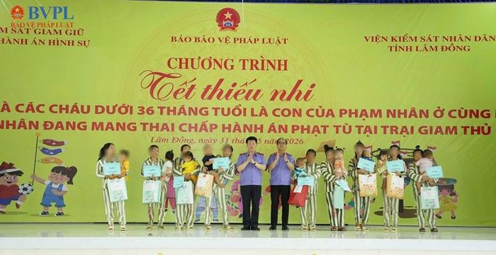  Đồng chí Lại Anh Tuấn, Kiểm sát viên cao cấp, Vụ trưởng Vụ Kiểm sát giam giữ và thi hành án hình sự (Vụ 8) VKSND tối cao cùng đồng chí Nguyễn Mạnh Hưng, Phó Tổng biên tập Báo Bảo vệ pháp luật trao quà cho trẻ em.