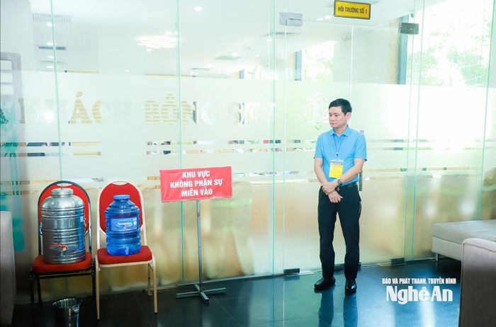 Khu vực chấm thi được bảo vệ nghiêm ngặt. Ảnh: Thành Duy