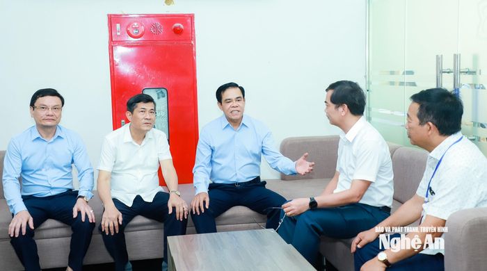 Chủ tịch UBND tỉnh Võ Trọng Hải đặc biệt nhấn mạnh công tác chấm thi diễn ra an toàn, chính xác, khách quan, công bằng; lựa chọn được những học sinh xuất sắc nhất vào học tại Trường THPT chuyên Phan Bội Châu. Ảnh: Thành Duy