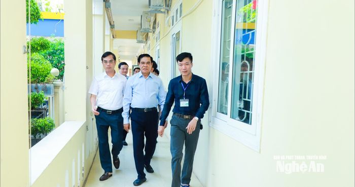 Chủ tịch UBND tỉnh Võ Trọng Hải và đoàn công tác kiểm tra công tác chấm thi. Ảnh: Thành Duy