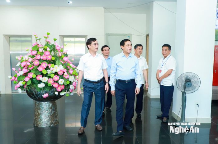 Chủ tịch UBND tỉnh Võ Trọng Hải đến kiểm tra tại địa điểm chấm thi tuyển sinh vào lớp 10 Trường THPT chuyên Phan Bội Châu. Ảnh: Thành Duy