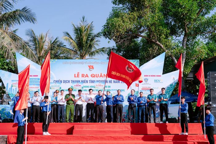 Thực hiện nghi thức trao cờ phát động, chính thức khởi động Chiến dịch Thanh niên tình nguyện Hè năm 2026. Ảnh: Bích Hường