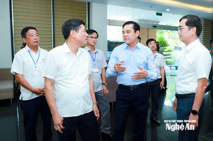 Chủ tịch UBND tỉnh Võ Trọng Hải trao đổi với lãnh đạo tỉnh, Sở Giáo dục và Đào tạo và Hội đồng chấm thi. Ảnh: Thành Duy