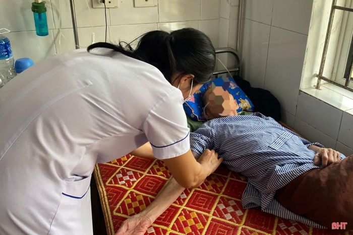 Thuốc lá còn khiến cho người hít phải khói thuốc thụ động gặp phải các vấn đề về sức khỏe như: viêm phổi, tràn dịch màng phổi.