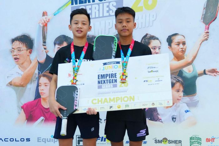 VĐV Đào Nguyễn Bảo Nam (bên trái) cùng VĐV Đặng Gia Huy giành chức vô địch đôi nam U16 và á quân đôi nam U14 tại giải đấu. Ảnh: NVCC.