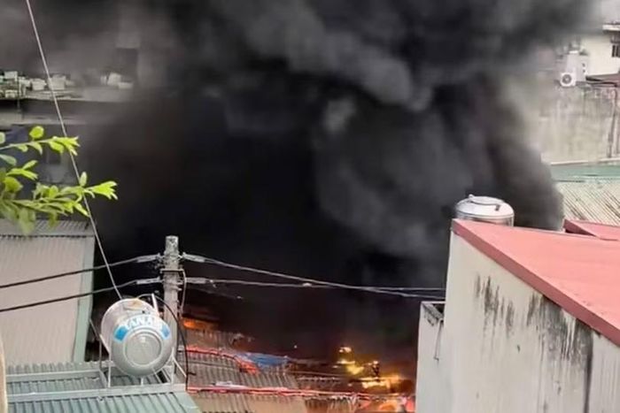 Khói đen mù mịt bốc lên từ hiện trường vụ cháy kho đông lạnh ở Hà Nội vào tháng 4/2026.