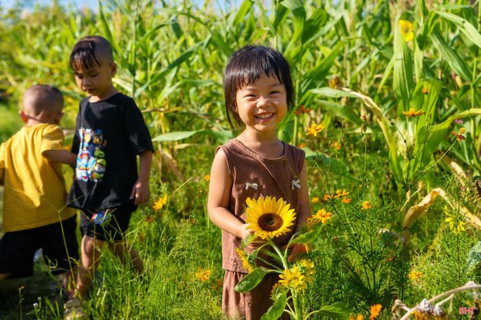 Đại đức Thích Đồng Pháp cùng những đứa trẻ được thầy cưu mang giữa khu vườn chùa Vĩnh.