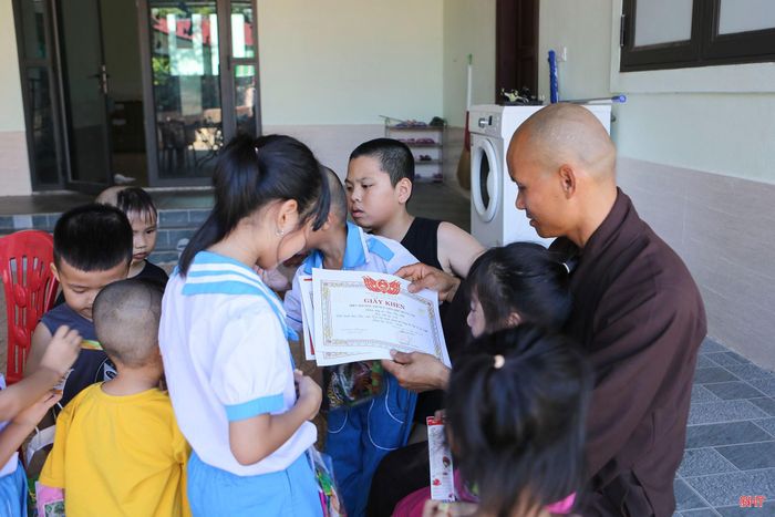 Niềm vui của Đại đức Thích Đồng Pháp khi các con có những thành tích đầu tiên trong học tập.