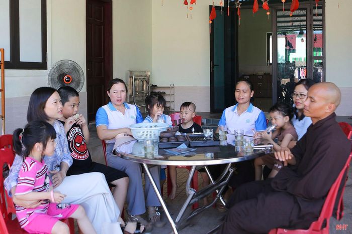 Cán bộ Hội LHPN xã Đồng Lộc đến thăm hỏi Đại đức Thích Đồng Pháp và các em nhỏ đang được cưu mang tại chùa Vĩnh.