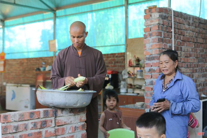 Ngoài các thời khóa kinh kệ vào đêm khuya và sáng sớm, thời gian còn lại trong ngày Đại đức Thích Đồng Pháp dành để chăm sóc các em nhỏ.