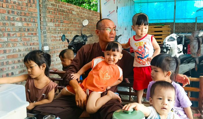 Những đứa trẻ đến với Đại đức Thích Đồng Pháp như một nhân duyên không thể chối từ.
