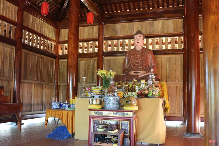 Tuy chùa còn đơn giản nhưng điện thờ Phật tại chùa Vĩnh được bố trí trang nghiêm.