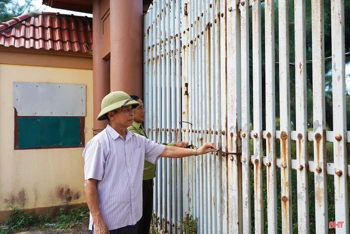 Ông Trần Xuân Vừ (thôn Xuân Thắng, xã Kỳ Xuân) cho biết: Trước đây khu vực này có nhiều lối đi dân sinh xuống biển, tuy nhiên, từ khi Dự án Khu du lịch sinh thái biển Kỳ Xuân triển khai, tuyến ven biển dài hơn 1 km đã bị rào chắn, khiến người dân không còn lối xuống biển thuận tiện. Người dân thôn Xuân Thắng nói riêng và xã Kỳ Xuân nói chung mong muốn chủ đầu tư mở thêm các lối đi dân sinh từ tuyến đường quốc phòng kéo dài xuống biển để phục vụ nhu cầu đi lại, khai thác hải sản.