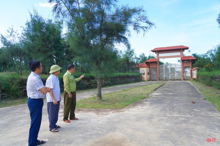 Hiện nay, khu vực dự án được quây kín bằng tường rào và cây xanh, gần như bao trọn khu vực bãi tắm chính của xã Kỳ Xuân. Trong khi đó, người dân địa phương không còn lối đi xuống biển. Nhiều đường dân sinh trước đây phục vụ việc đi lại, khai thác hải sản nay nằm trong phạm vi dự án và đã bị rào chắn, gây không ít khó khăn cho sinh hoạt, sản xuất của người dân.