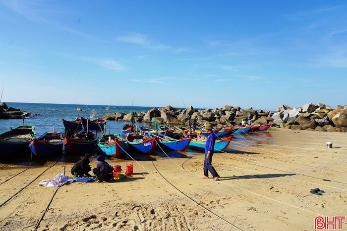 Người dân mong muốn các cấp, ngành sớm có giải pháp tháo gỡ khó khăn, đẩy nhanh tiến độ triển khai dự án tránh tình trạng bỏ hoang kéo dài. Đồng thời, địa phương và các đơn vị liên quan cần mở thêm các lối đi dân sinh xuống biển nhằm đảm bảo nhu cầu đi lại, sản xuất và sinh kế của ngư dân địa phương.