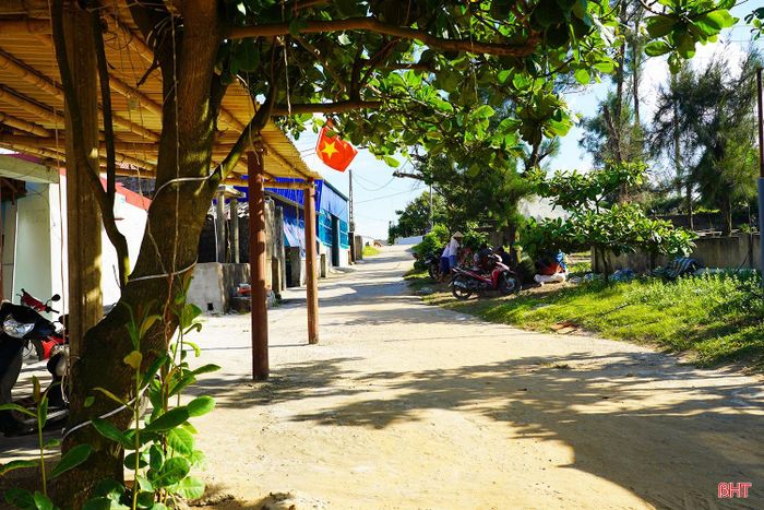 Hàng trăm ngư dân ở các thôn Nguyễn Huệ, Cao Thắng, Xuân Thắng, Thắng Lợi, Quang Trung (xã Kỳ Xuân) buộc phải tập kết thuyền thúng tại khu vực bãi Nhỏ. Việc dự án chậm triển khai kéo dài đang gây nhiều khó khăn cho việc vận chuyển, neo đậu tàu thuyền.