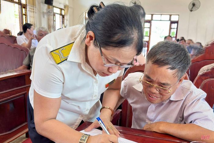 Cán bộ Thuế cơ sở 2 tỉnh Hà Tĩnh tuyên truyền, hướng dẫn nộp thuế xây dựng nhà ở tư nhân.