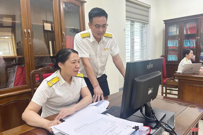 Thuế cơ sở 3 tỉnh Hà Tĩnh rà soát các chủ thầu trên địa bàn để đưa vào diện quản lý, chống thất thu thuế xây dựng nhà ở tư nhân.