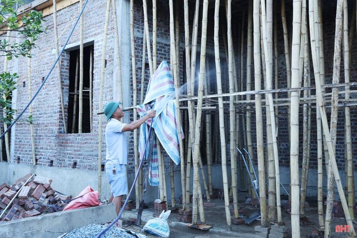 Ông Phan Xuân Hùng ở phường Bắc Hồng Lĩnh nộp thuế xây dựng nhà ở tư nhân thay cho nhà thầu.