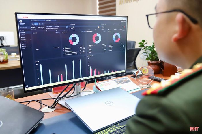 Cán bộ Phòng An ninh mạng và phòng, chống tội phạm sử dụng công nghệ cao rà quét các mã độc.
