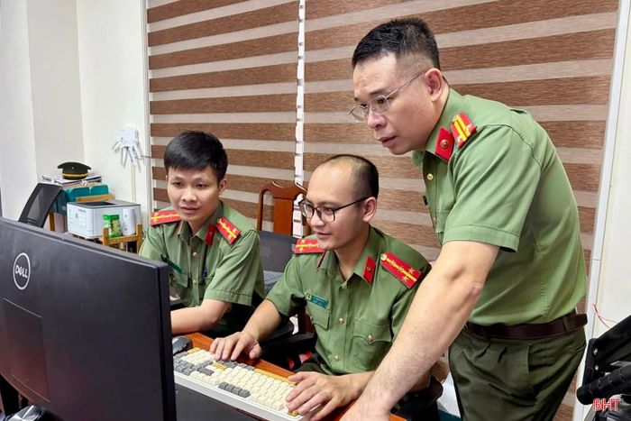 Cán bộ Phòng An ninh mạng và phòng, chống tội phạm sử dụng công nghệ cao phân tích dữ liệu sự cố về an toàn thông tin.