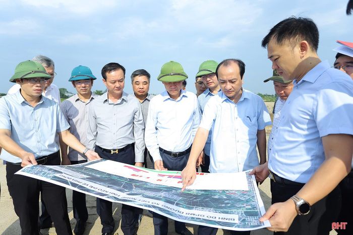 Đồng chí Nguyễn Hồng Lĩnh - Phó Bí thư Thường trực Tỉnh ủy, Chủ tịch HĐND tỉnh đã đi kiểm tra tiến độ một số công trình, dự án trọng điểm trên địa bàn. Cùng đi có các đồng chí: Trần Báu Hà - Phó Chủ tịch Thường trực UBND tỉnh, Nguyễn Thị Việt Hà - Phó Chủ tịch HĐND tỉnh. Ảnh: ngày 13/5 (Văn Đức).