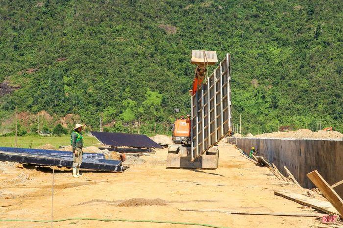 Không khí thi công khẩn trương tại Dự án đầu tư xây dựng và kinh doanh kết cấu hạ tầng KCN Gia Lách mở rộng.