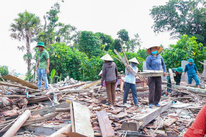 Không khí làm việc khẩn trương, trách nhiệm của các cán bộ, chiến sĩ, người dân trong quá trình tháo dỡ nhà cửa để giao mặt bằng cho dự án đường Hàm Nghi kéo dài.