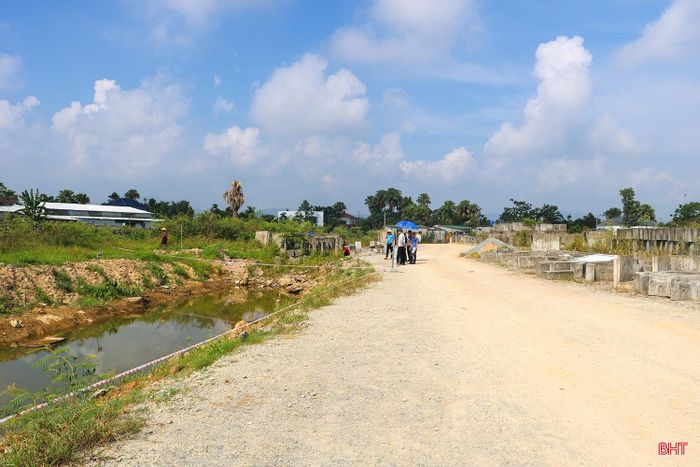 UBND phường Hà Huy Tập và Trung tâm Phát triển quỹ đất tỉnh Hà Tĩnh tiến hành kiểm tra thực địa, mốc GPMB dự án đường Hàm Nghi kéo dài.