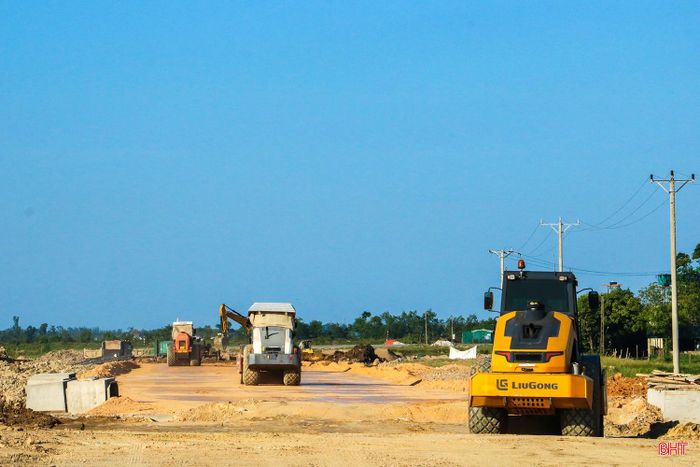Tranh thủ thời tiết thuận lợi, đơn vị thi công huy động máy móc để đẩy nhanh tiến độ dự án.