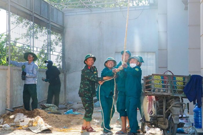 Phường Thành Sen huy động lực lượng hỗ trợ người dân dời dọn nhà cửa nằm trong phạm vi GPMB dự án đường Xô Viết Nghệ Tĩnh kéo dài về phía Đông.