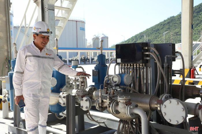 Ông Đinh Hồng Long – đại diện Công ty Xăng dầu Giang Nam - chi nhánh Hà Tĩnh cho biết: “Để triển khai kinh doanh nhiên liệu mới, công ty đã huy động nguồn lực nhập khẩu xăng khoáng và ethanol, đầu tư hệ thống phối trộn hiện đại với công nghệ tiên tiến. Đặc biệt, đơn vị vừa đưa vào vận hành kho chứa quy mô 60.000 m3 tại KKT Vũng Áng với 9 bồn chứa xăng dầu và 5 bồn chứa ethanol, bảo đảm nguồn cung ổn định, phục vụ nhu cầu đi lại và sản xuất kinh doanh của khách hàng”. 