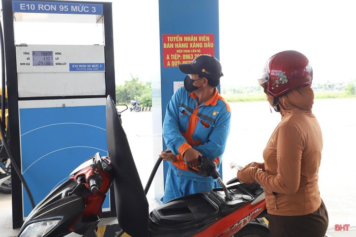 Tương tự, từ ngày 20 - 30/5/2026, Công ty TNHH Xăng dầu Giang Nam - chi nhánh Hà Tĩnh cũng đã hoàn thành chuyển đổi tại toàn bộ 9 cửa hàng bán lẻ trực thuộc trên địa bàn tỉnh. Đối với hơn 20 đại lý nhượng quyền trên địa bàn, doanh nghiệp đã thông báo và hướng dẫn các đơn vị chủ động chuyển đổi sang kinh doanh xăng E10 theo đúng lộ trình.
