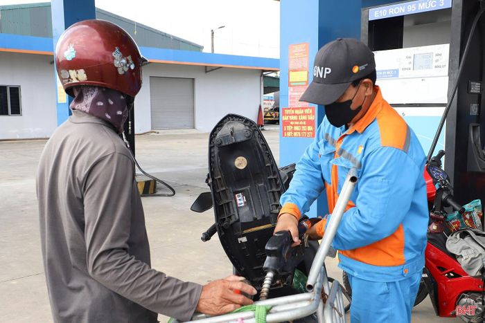 Việc các doanh nghiệp kinh doanh xăng dầu trên địa bàn Hà Tĩnh hoàn thành chuyển đổi sang xăng E10 trước thời điểm áp dụng chính thức cho thấy sự chủ động trong thực hiện chủ trương của Chính phủ. Đây không chỉ là bước chuyển trong lĩnh vực kinh doanh xăng dầu mà còn góp phần thúc đẩy quá trình chuyển đổi năng lượng, giảm phát thải và xây dựng nền kinh tế xanh, phát triển bền vững trong giai đoạn mới.