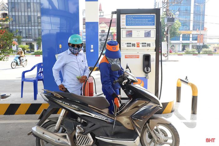 Trước đó, Petrolimex Hà Tĩnh đã triển khai kinh doanh mặt hàng này từ cuối tháng 4/2026 và đồng thời đẩy mạnh công tác tuyên truyền để người tiêu dùng hiểu rõ về đặc tính, chất lượng cũng như lợi ích môi trường của nhiên liệu sinh học.