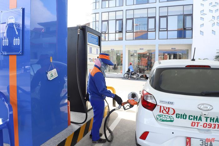 Công ty TNHH MTV Petrolimex Hà Tĩnh - doanh nghiệp chiếm thị phần bán lẻ lớn nhất trên địa bàn với 82 cửa hàng cũng đã hoàn thành việc phủ sóng xăng E10 tại toàn bộ hệ thống từ ngày 22/5/2026.