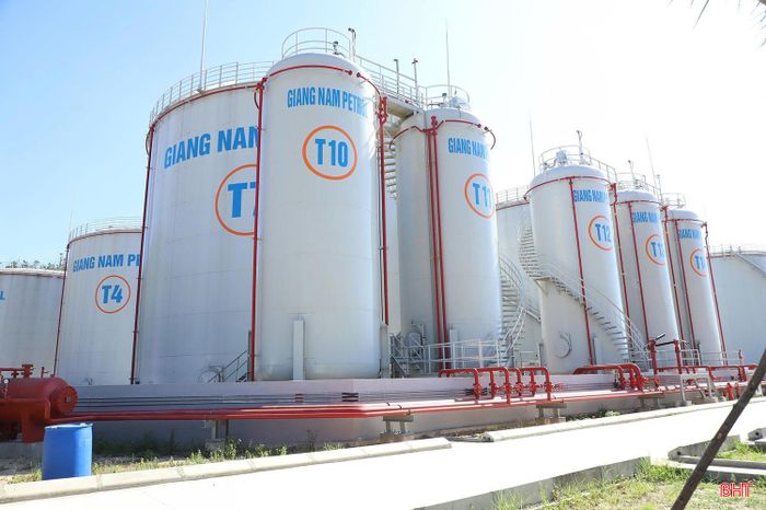  Hệ thống kho xăng dầu Giang Nam tại KKT Vũng Áng có 5 bồn chứa ethanol tổng dung tích 500 m3 để phục vụ kinh doanh xăng sinh học E10. 
